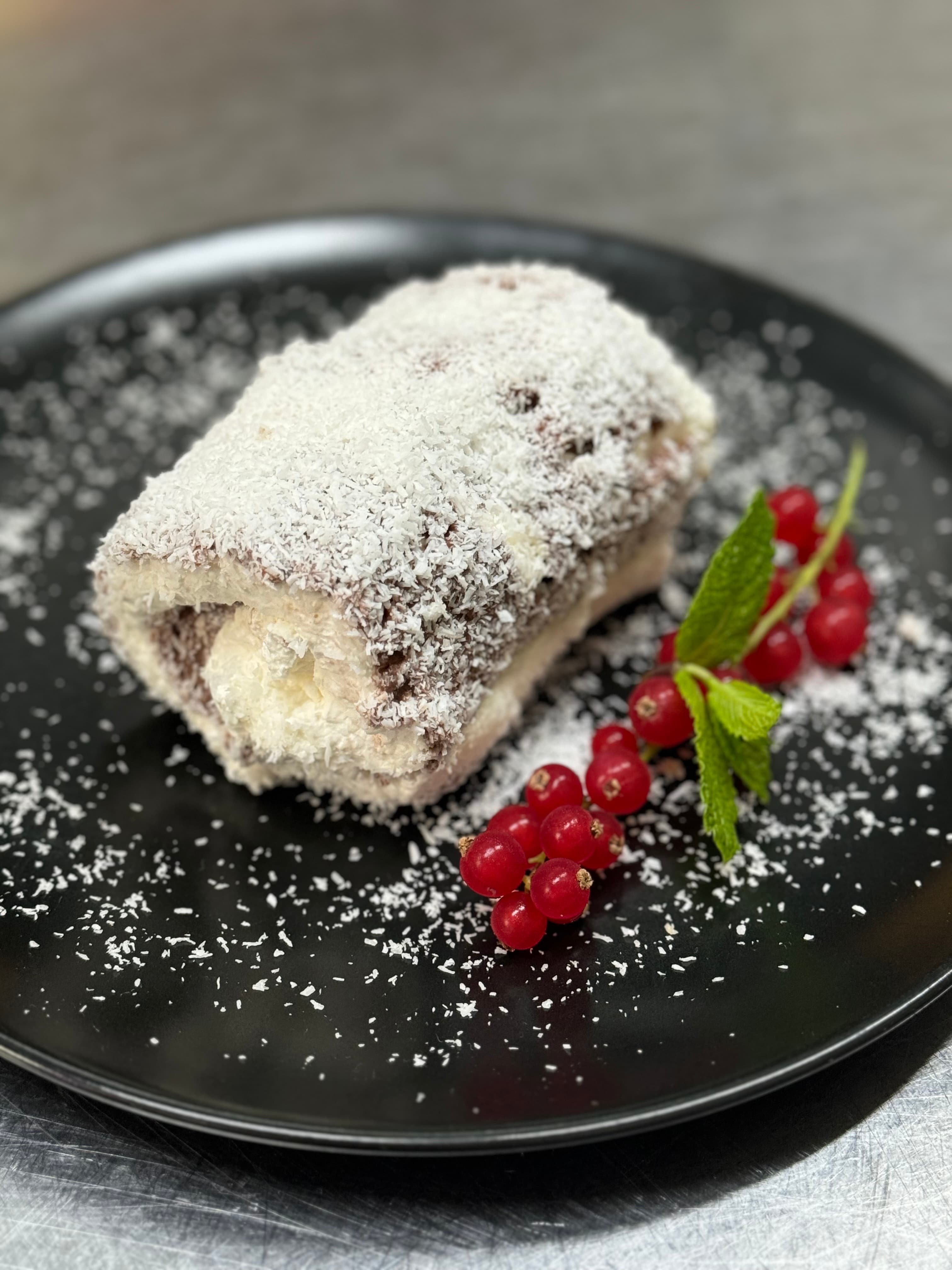 Hausgemachtes Dessert – Strudel mit roten Johannisbeeren