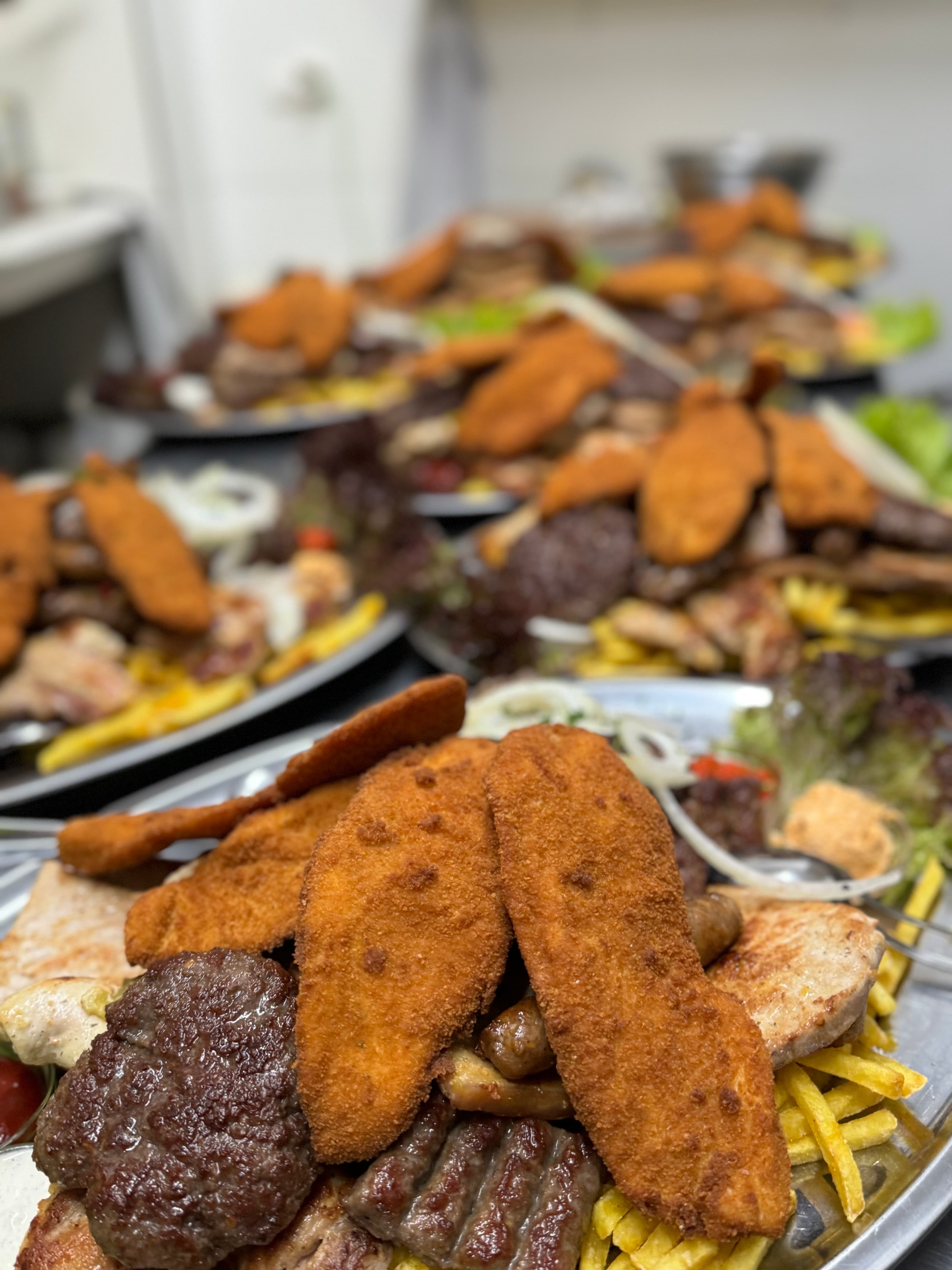 Balkangrill-Platte im Cafe Restaurant TRON – Ćevapčići und gemischter Grillgenuss