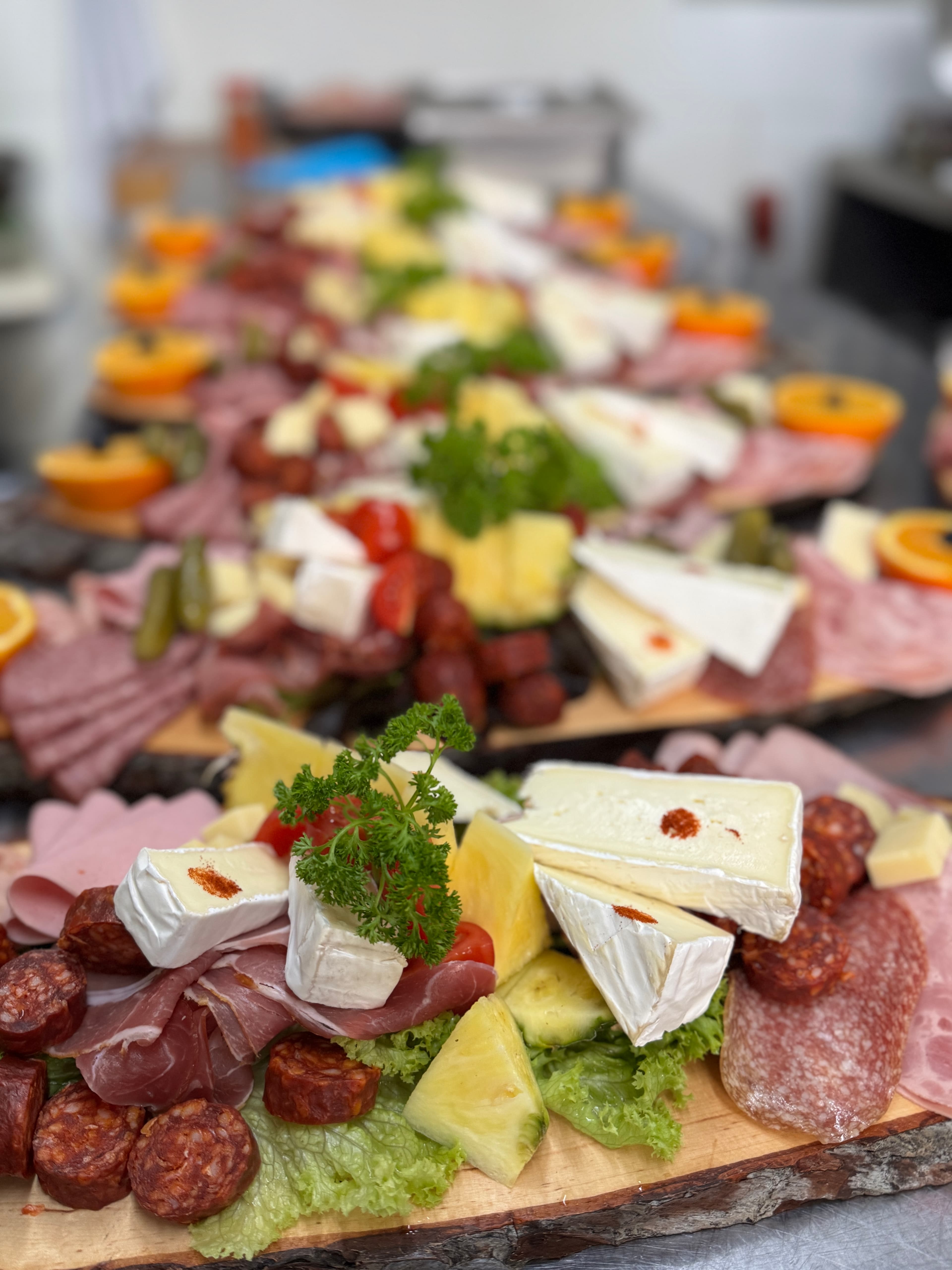 Hausgemachte Spezialitäten – Käse und Aufschnitt-Platte im TRON