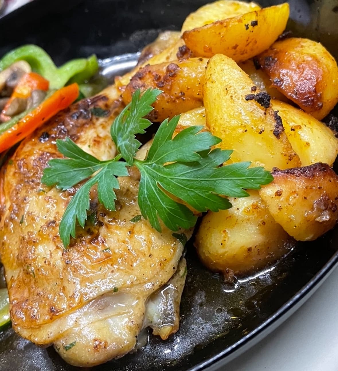 Gegrilltes Hähnchen mit Bratkartoffeln und frischem Gemüse